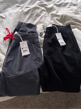 FIGS joggers  in Black and Charcoal. Zamora XS petite